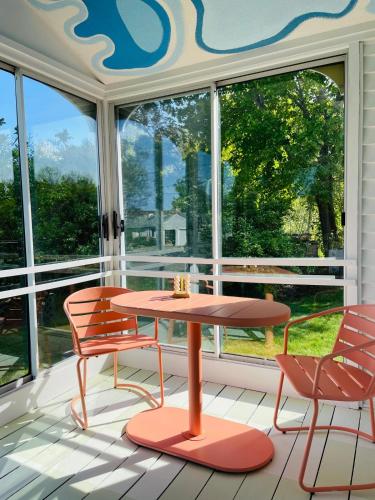 Groovy escape steps from the beach, a must sea! Groovy escape steps from the beach, a must sea!