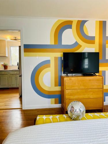 Groovy escape steps from the beach, a must sea! Groovy escape steps from the beach, a must sea!