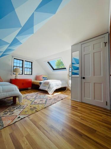 Groovy escape steps from the beach, a must sea! Groovy escape steps from the beach, a must sea!