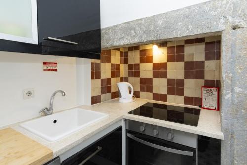 Comfortable Apartment with Terrace near Marquês de Pombal Lisbon - TTL317 - image 12