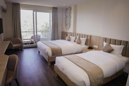 1 queen bed, 1 twin bed