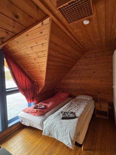 Cozy Oceanfront Escape in Nautnes