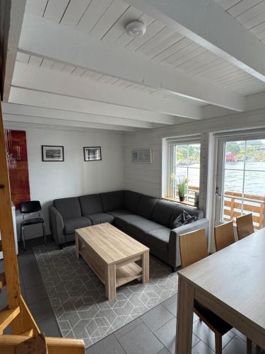 Cozy Oceanfront Escape in Nautnes