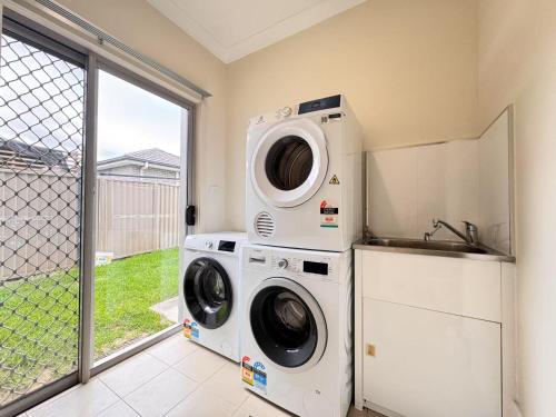 6 Bedroom House in Jordan Springs Sleeps 13 Near Western Sydney Airport Penrith