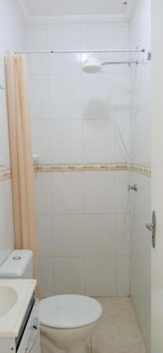 Suíte com banheiro super espaçosa - image 3