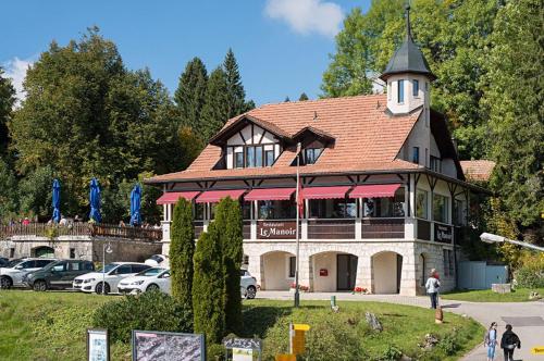 . Le Manoir
