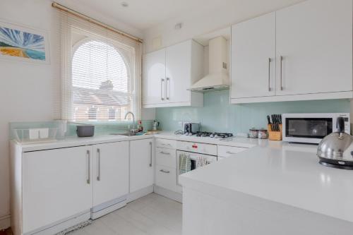 Warm and Inviting 2BD Flat Fulham - image 14