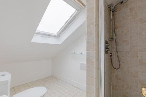 Warm and Inviting 2BD Flat Fulham - image 9