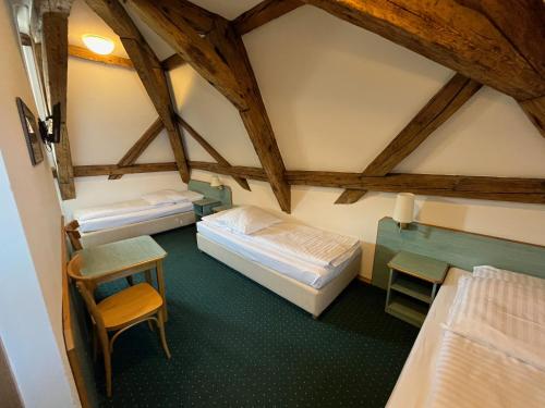 1 queen bed, 1 twin bed