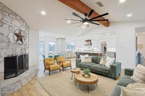 Lone Star Getaway, 5BD, 3BA w Game Room & Backyard – khách sạn tại Mckinney
