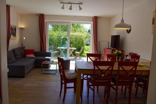 Inselblume 27 - Modernes Ferienhaus mit Garten in Burg