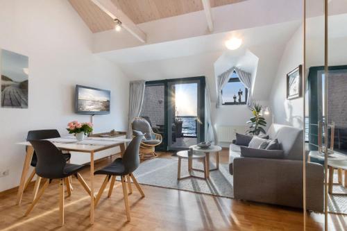 Inselblume 18 - Ferienwohnung mit Meerblick & Galerie in der Strandburg in Burgtiefe auf Fehmarn , Deutschland