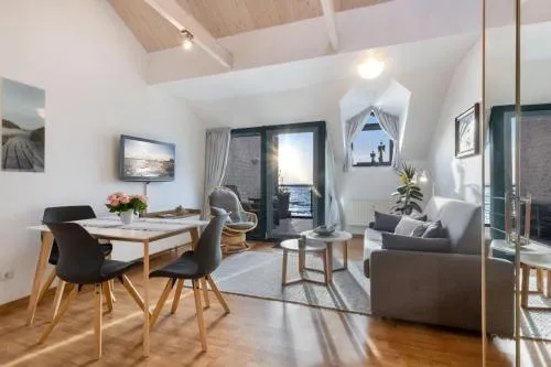 Inselblume 18 - Ferienwohnung mit Meerblick & Galerie in der Strandburg in Burgtiefe auf Fehmarn , Deutschland