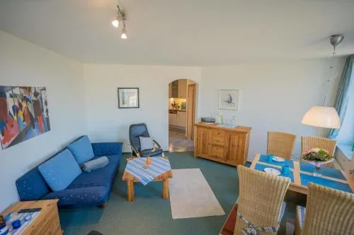 Inselblume 14 - Blaue Ferienwohnung mit Balkon am Südstrand in Burgtiefe auf Fehmarn , Deutschland