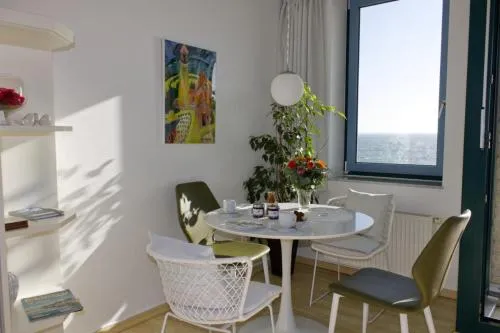 Inselblume 17 - Gemütliche Ferienwohnung mit Meerblick in der Strandburg in Burgtiefe auf Fehmarn , Deutschland