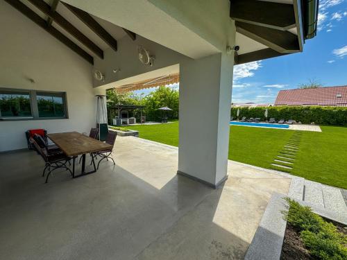 Kilátás, LaHuzur Camera Dubla - Therme Balotesti & Aeroport Otopeni in Saftica