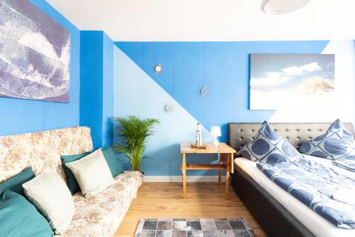 - Ocean Haven Deluxe with Coastal Charm - 2-Room Sea-Inspired Apartment 75 qm - Central Location - Elegant Nautical Design - Renovated in 2024 with TV & Netflix - Full Kitchen & Free Parking - Near Metro & Airport - King Beds - in Duisburg, Deutschland