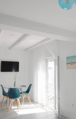 Studio Apartment with Queen Bed image 9