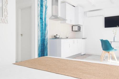 Studio Apartment with Queen Bed image 8