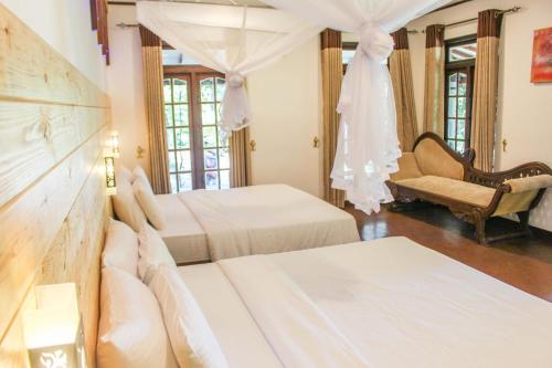 Quadruple Room with Balcony image 10