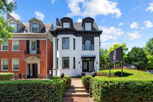 4632 Second Floor Historic Haven near Cathedral Basilica of St. Louis