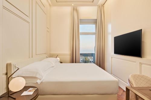 Deluxe King Room with Sea View image 5