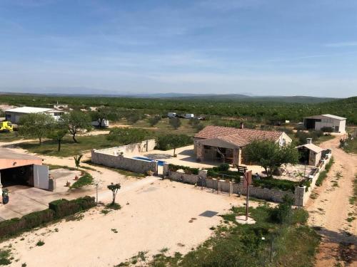 A szálláshely kívülről, Ferienhaus Anita 2 Mit Pool in Budak