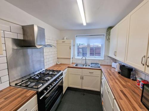 Lovely Kirkby Flat by City SuperHost in Simonswood