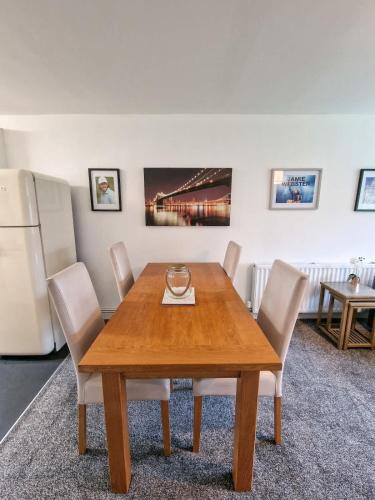 Lovely Kirkby Flat by City SuperHost in Simonswood