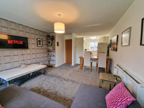 Lovely Kirkby Flat by City SuperHost in Simonswood