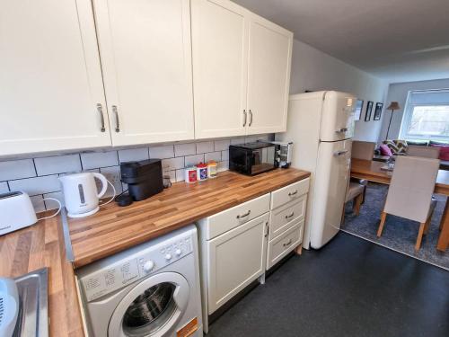 Lovely Kirkby Flat by City SuperHost in Simonswood