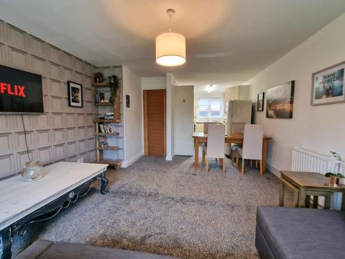 Lovely Kirkby Flat by City SuperHost in Simonswood