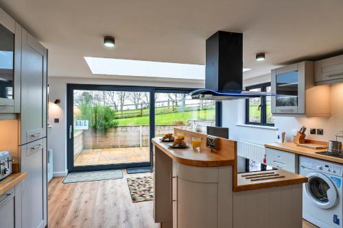 مطبخ, Finest Retreats - Chasty House Barn in Holsworthy