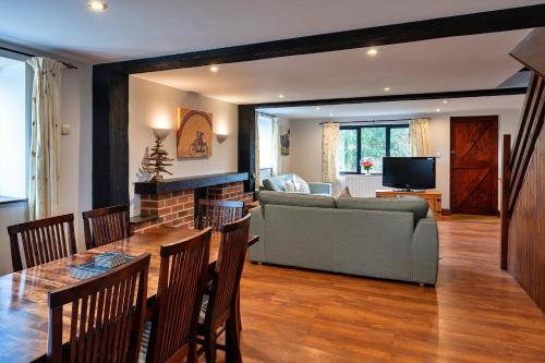 صالة مشتركة/ منطقة التلفزيون, Finest Retreats - Chasty House Barn in Holsworthy