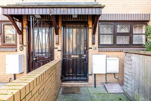 Stylish   Spacious 3-Bed Home in Vibrant Bow - image 14