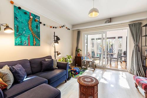 Stylish & Spacious 3-Bed Home in Vibrant Bow, Londra