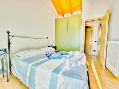 PANORAMIC LAKE ISEO VIEW HOUSE WITH POOL - free box car