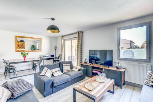 Shared lounge/TV area, Villa St Simon - 11 couchages, piscine, parking, parfait entre famille, amis ou pros in Angely