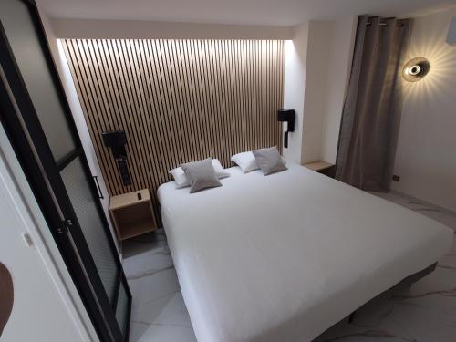 One-Bedroom Apartment with Terrace image 3
