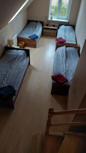 4 twin beds