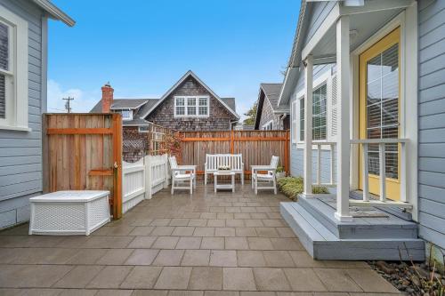 Hydrangea and Forget Me Not 3 Br home by RedAwning – Seaside, OR