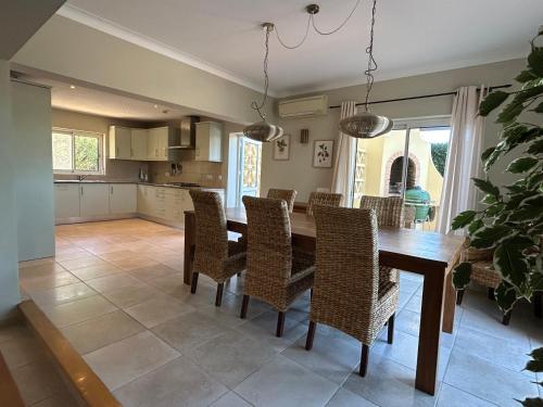 Kitchen, Perfect Golf & Beach Villa for 8 people in Gramacho