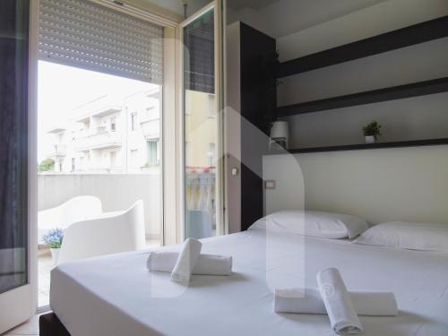 1 queen bed, 1 sofa bed