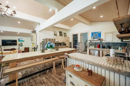 Bright & Spacious Chalet on Lake Huron - Private in Red Bay (ON)