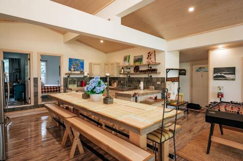 Bright & Spacious Chalet on Lake Huron - Private in Red Bay (ON)