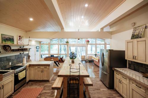 Bright & Spacious Chalet on Lake Huron - Private in Red Bay (ON)