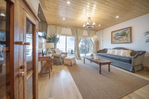 Luxury Lakefront Cottage - The Shining Star in Red Bay (ON)