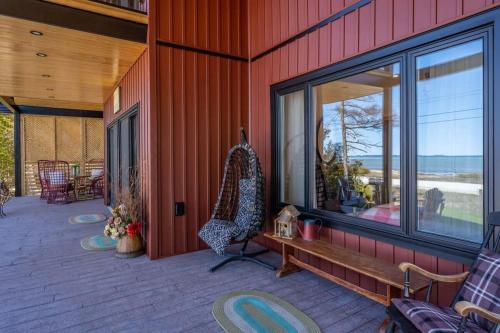 Luxury Lakefront Cottage - The Shining Star in Red Bay (ON)
