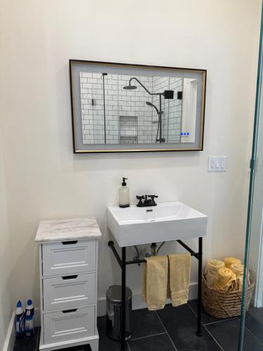 Душ, Schoolhouse No. 11 * Hudson Valley Upstate Getaway in Стон Рідж