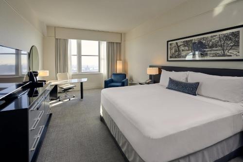 Deluxe Queen Room image 3